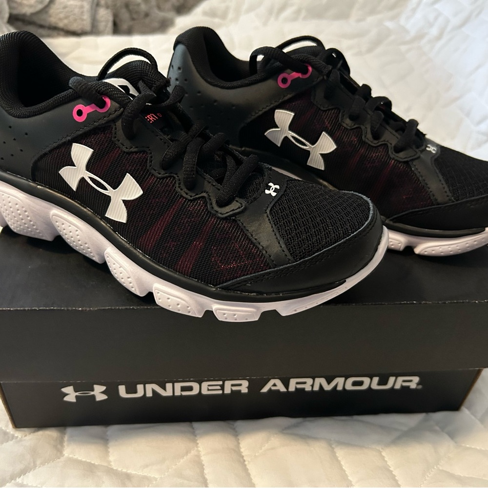 Women’s Under Armour Charged Assert Sneaker 6 NIB